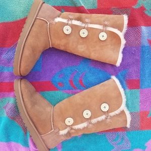 UGG Bailey Button Sheepskin Boots, chestnut sz 10